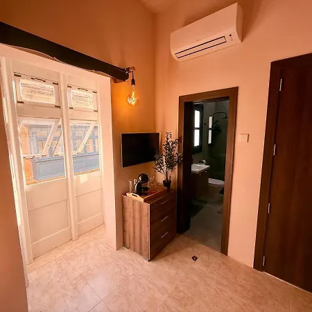 Square House By Holi Apartman